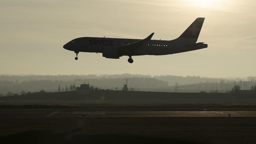 Ein Airbus A220-100 der Swiss International Airlines befindet sich im Landeanflug auf den Flughafen Zuerich, fotografiert am Donnerstag, 27. Januar 2022 in. (KEYSTONE/Christian Beutler)