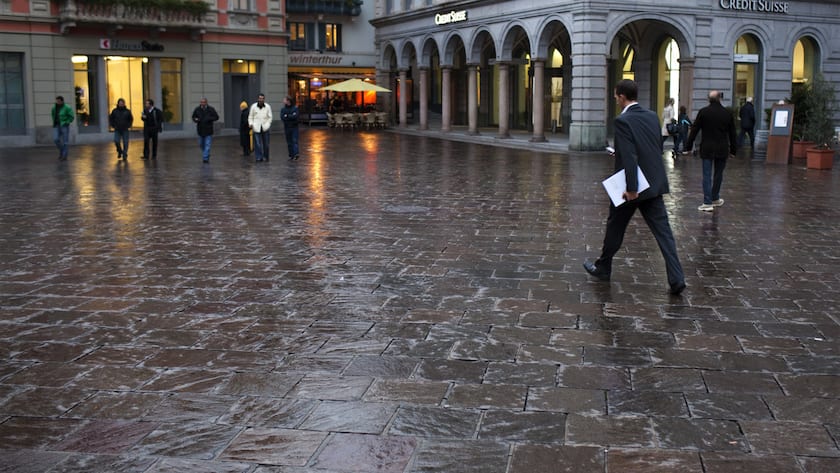 Passerbys cross Piazza Riforma square in Lugano in the canton of Ticino, Switzerland, pictured on November 5, 2009. (KEYSTONE/Martin Ruetschi)Passanten ueberqueren am 5. November 2009 die Piazza Riforma in Lugano im Kanton Tessin. (KEYSTONE/Martin Ruetschi)