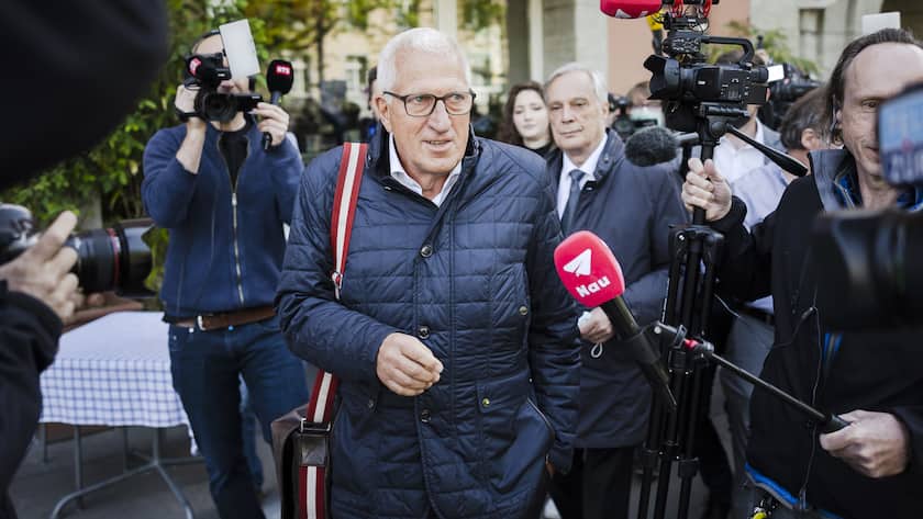 Der ehemalige Raiffeisenchef Pierin Vincenz, Mitte, verlaesst mit Anwalt Lorenz Erni, rechts, die Urteilseroeffnung des Raiffeisen-Prozesses des Zuercher Bezirksgerichts, am Mittwoch, 13. April 2022 vor dem Volkshaus in Zuerich. Das Bezirksgericht Zuerich hat am Mittwoch den ehemaligen Raiffeisen-Chef Pierin Vincenz wegen mehrfacher Veruntreuung, mehrfacher ungetreuer Geschaeftsbesorgung und Urkundenfaelschung schuldig gesprochen. In mehreren Punkten wurde er aber freigesprochen. (KEYSTONE/Michael Buholzer)