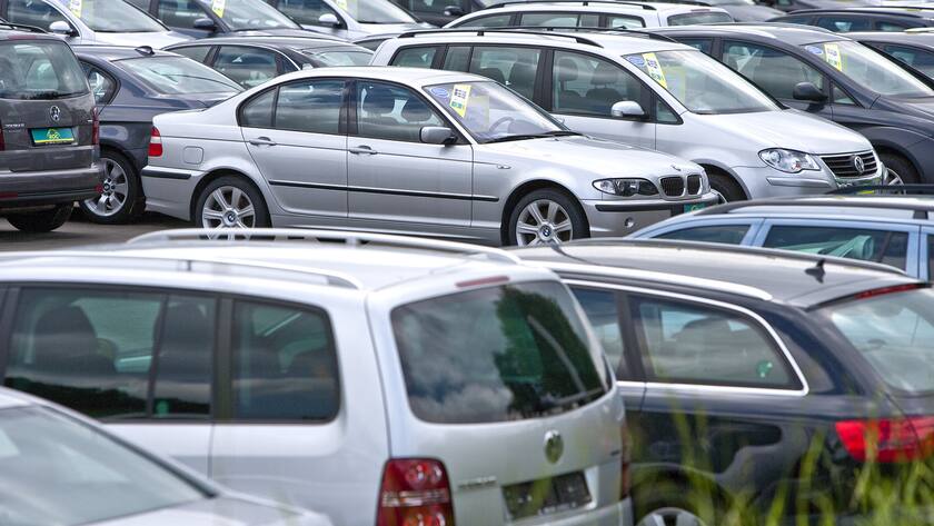 Autos auf dem Parkplatz des Regionalen Occasionscenters ROC in Sihlbrugg im Kanton Zug, Schweiz, aufgenommen am 27. Mai 2009. (KEYSTONE/Gaetan Bally)