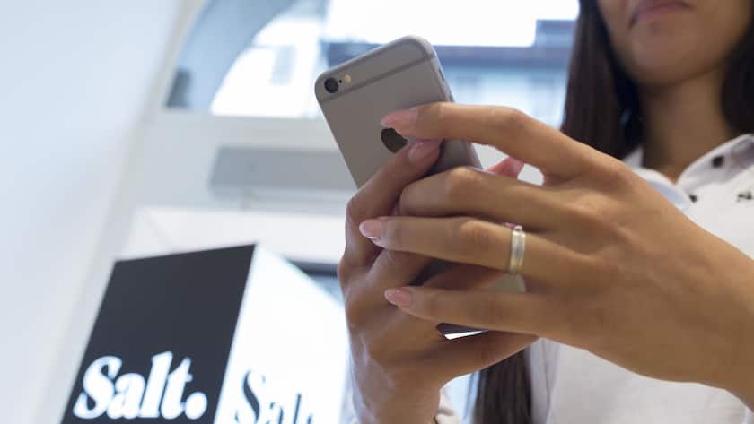 A sales assistant uses a smart phone, in the Salt store in the Niederdorf of Zurich, Switzerland, on May 22, 2015. (KEYSTONE/Gaetan Bally)Eine Verkaeuferin benutzt ein Smartphone, in der Salt Filiale im Zuercher Niederdorf, am 22. Mai 2015. (KEYSTONE/Gaetan Bally)