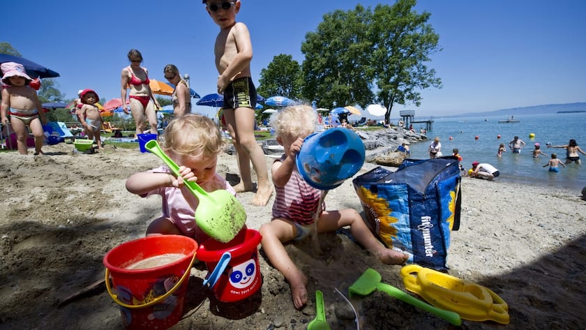 Die kleinen Maedchen Nila, unten links, und Lynn, unten rechts, spielen im Sand am Bodensee am Donnerstag, 8. Juli 2010 in Horn. (KEYSTONE/Ennio Leanza)