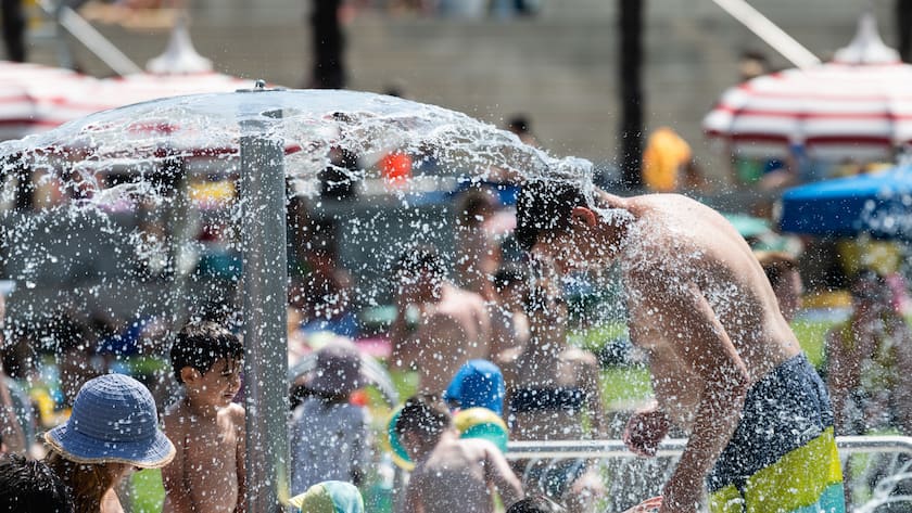 Menschen kuehlen sich ab, am Samstag, 18. Juni 2022, in Lugano. Am Samstag hat die Schweiz den vierten Tag der Hitzewelle erlebt. (KEYSTONE/Ti-Press/Elia Bianchi)