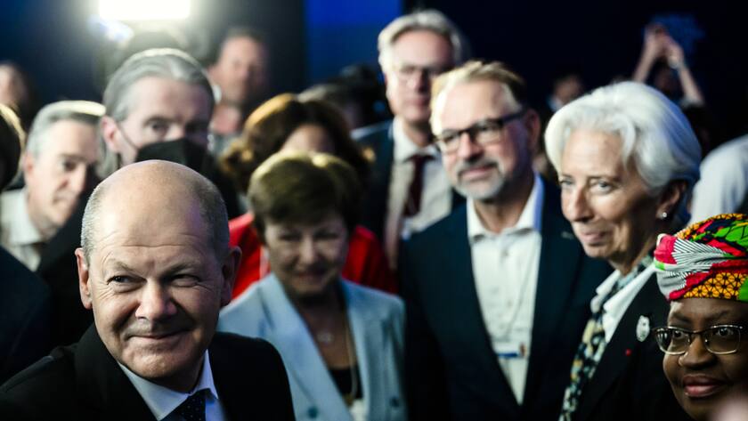 Da konnten sie noch lachen: Der deutsche Kanzler Olaf Scholz (vorne links) und Christine Lagarde, Präsidentin der Europäischen Zentralbank (zweite von rechts)