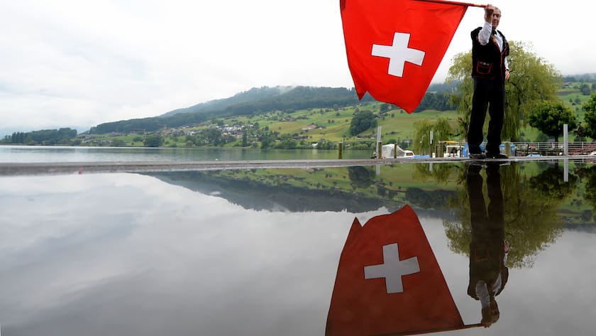 Fahnenschwinger: Fast 800'000 Schweizerinnen und Schweizer leben im Ausland.