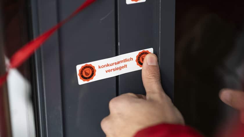 Ein Mitarbeiter des Konkursamtes Zuerich (Altstadt) versiegelt die Tuer eines Tanzlokals, fotografiert am 25. November 2020 in Zuerich. (KEYSTONE/Christian Beutler)