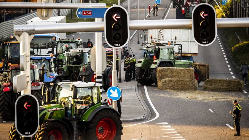 Bauern blockieren ein Zulieferer von Jumbo in den Niederlande mit Heuballen und Traktoren.