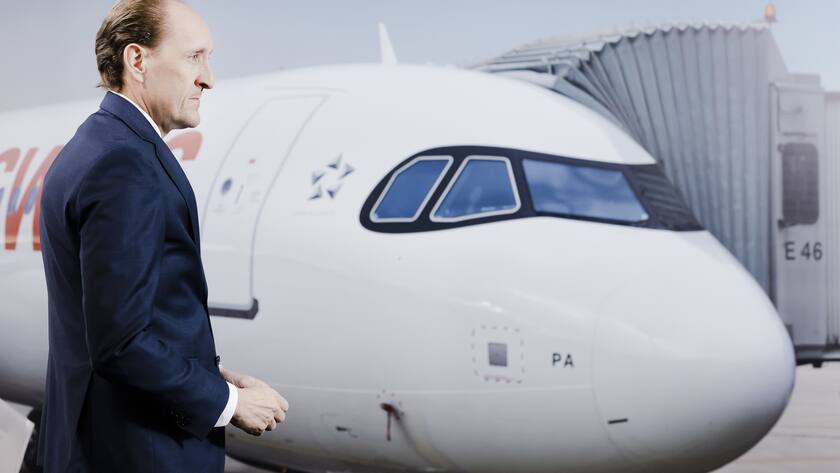 Swiss CEO Dieter Vrackx vor einem Swiss-Flugzeug