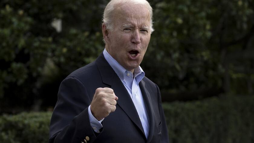 epaselect epa10109827 US President Joe Biden gestures he walks on the South Lawn to depart by Marine One, at the White House in Washington, DC, USA, 07 August 2022. Senate Democrats are working to pass their legislation to address climate and the economy, the Inflation Reduction Act, ahead of the August recess. Biden travels to Rehoboth Beach, Delaware after testing negative for Covid-19. EPA/MICHAEL REYNOLDS