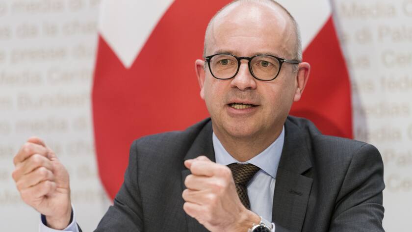 Eric Scheidegger, stellvertretender Direktor des Staatssekretariats für Wirtschaft SECO und Eric Scheidegger, Chefökonom des Bundes beim Reden.