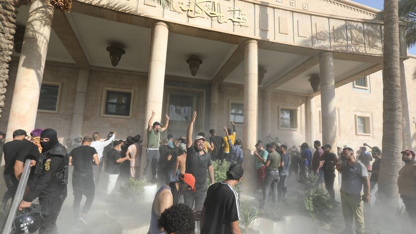 Anhänger des Predigers Muktada al-Sadr stürmen am 29. August 2022 den Sitz des Premiers in Baghdad.