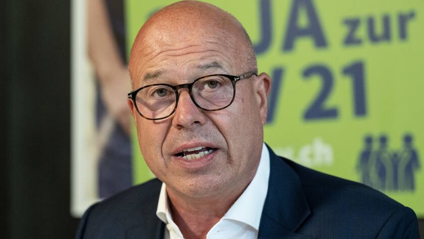 Fabio Regazzi, Praesident Schweizerischer Gewerbeverband SGV, spricht an einer Medienkonferenz ueber die Eidgenoessischen Vorlagen zur AHV, Verrechnungssteuer und Massentierhaltung, am Donnerstag, 11. August 2022, in Bern. (KEYSTONE/Peter Schneider)