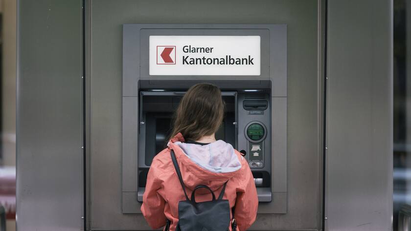 An ATM of the Glarner cantonal bank, photographed on June 12, 2017 in front of the peciality market "Fachmarktcenter" in Naefels, canton of Glarus, Switzerland. (KEYSTONE/Christian Beutler)Ein Geldautomat der Glarner Kantonalbank, fotografiert am 12. Juni 2017 vor dem Fachmarktcenter in Naefels, Kanton Glarus. (KEYSTONE/Christian Beutler)