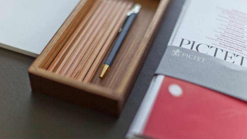 Dokumente bei der Privatbank Pictet: Die Genfer sehen die Zeit der Kryptowährungen noch nicht gekommen.