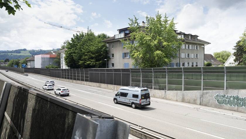 Laermschutzwaende schuetzen die Bewohner der nahgelegenen Haeuser vor dem Laerm der Autobahn A6, fotografiert am 24. Juni 2021 in Bern bei der Autobahnausfahrt Bern-Ostring. (KEYSTONE/Gaetan Bally)