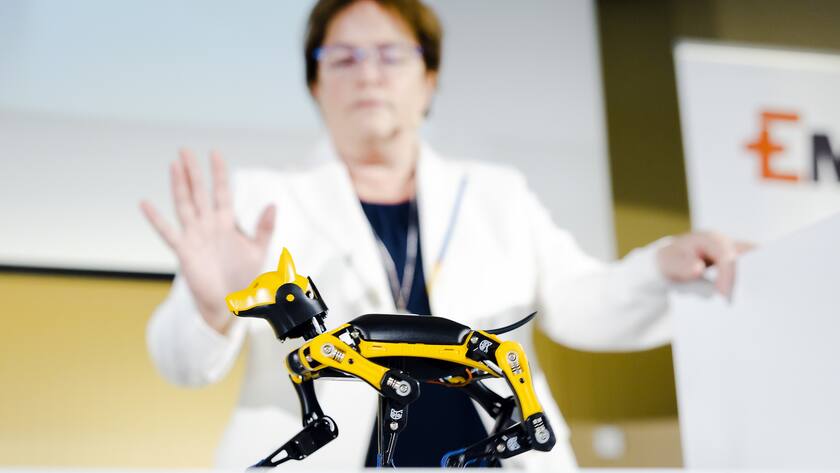 Magdalena Martullo-Blocher, CEO der Ems-Chemie spricht mit dem Roboterhund «Emsi».