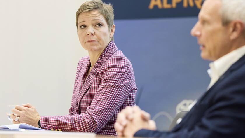Antje Kanngiesser, CEO Alpiq, links, und Thomas Bucher, CFO Alpiq an der Medienkonferenz ueber das Semesterergebnis 2021 am Donnerstag, 26. August 2021, in Olten. (KEYSTONE/Michael Buholzer)