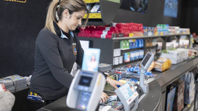 Aldi Suisse: Die Konsumentinnen und Konsumenten kaufen weniger ein.