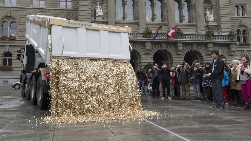 Ein Lastwagen kippt eine Ladung von 8 Millionen 5-Rappen-Stuecken im Wert von 400'000 Schweizer Franken und mit einem Gewicht von 15 Tonnen auf den Bundesplatz, am Freitag, 4. Oktober 2013, in Bern. Diese Aktion fand anlaesslich der Unterschriftenuebergabe der Initiative "Bedingungsloses Grundeinkommen" statt. (KEYSTONE/Peter Klaunzer)