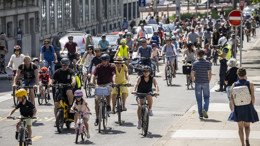 Des personnes participent a une action de protestation Kidical Mass, ce dimanche 15 mai 2022 a Geneve. La Kidical mass action est couramment organisee en Allemagne et plus recemment dans plusieurs autres pays, pour demontrer l'importance de developper des amenagements pistes cyclables continus et securises pour les jeunes usagers et les generations futures. Cette annee, 9 grandes villes suisses prendront part a cet appel. (KEYSTONE/Martial Trezzini)