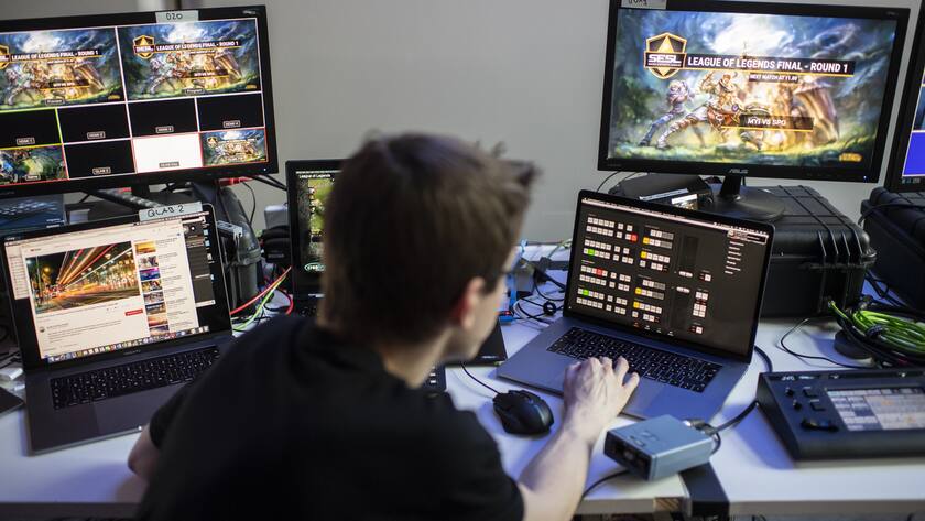 The control room at the Swiss Esports League, SESL, "League of Legends" finals play for the tournament victory at the Papiersaal in Zurich, Switzerland, on April 21, 2018. (KEYSTONE/Ennio Leanza) Der Kontrollraum am Swiss Esports League, SESL, "League of Legends" spielen am Finalturnier um den Sieg, am 21. April 2018 im Papiersaal in Zuerich. (KEYSTONE/Ennio Leanza)