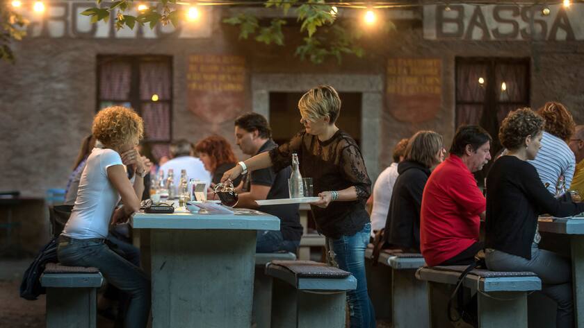 Abend in einem Tessiner Grotto: Im Gastgewerbe können die Angestellten mit einer Lohnerhöhung von 4,4 Prozent rechnen.