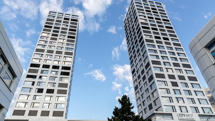 Zwillingstuerme und Einkaufshaeuser im Quartier City West in Chur, am Freitag, 30. August 2013. (KEYSTONE/Arno Balzarini)
