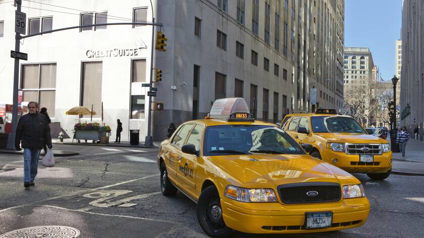 Pedestrians and a taxi in front of the building of Credit Suisse bank in New York City, USA, pictured on February 6, 2012. (KEYSTONE/Martin Ruetschi)Fussgaenger und Taxi vor dem Gebaeude der Credit Suisse in New York, USA, aufgenommen am 6. Februar 2012. (KEYSTONE/Martin Ruetschi)