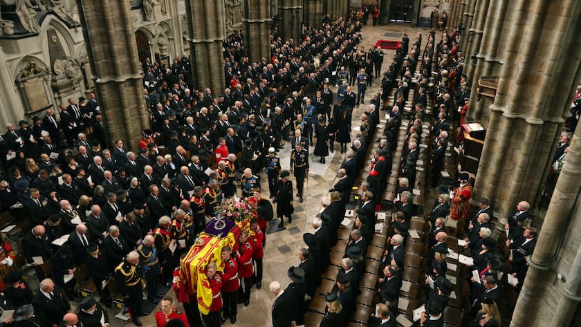 Der Sarg von Queen Elizabeth wird in die Kathedrale Westminster Abbey getragen.
