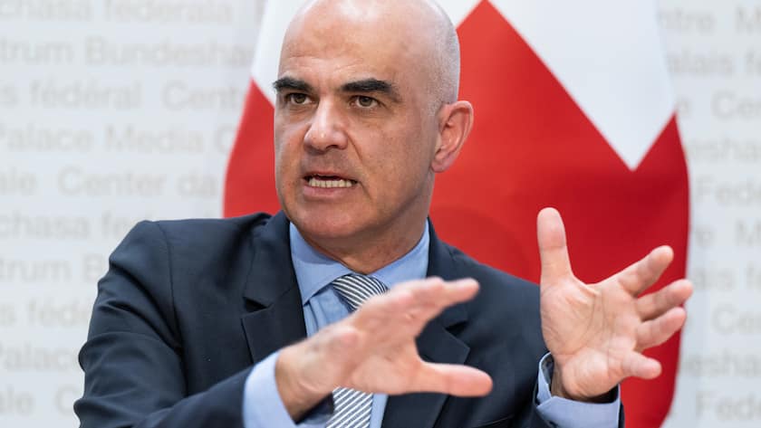 Bundesrat Alain Berset spricht zu den Abstimmungsergebnissen, am Sonntag, 25. September, in Bern.