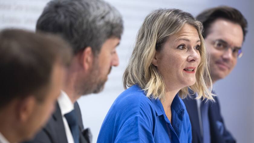 Kathrin Bertschy, Nationalraetin GLP-BE, spricht neben Olivier Feller, Nationalrat FDP-VD, hinten, Philipp Kutter, Nationalrat Mitte-ZH, 2. von links, und Thomas Matter, Nationalrat SVP-ZH, spricht waehrend einer Medienkonferenz zur Reform der Verrechnungssteuer, am Dienstag, 23. August 2022 in Bern. (