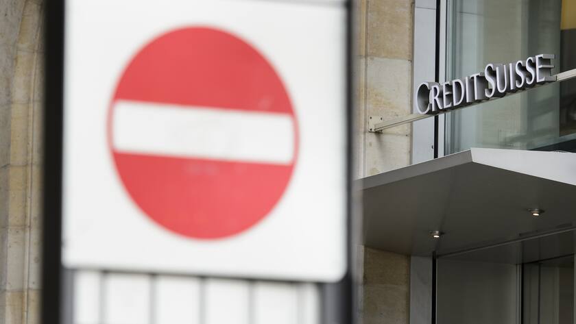 Un logo est photographie sur le batiment d'une succursale de la Banque Credit Suisse ce jeudi 4 fevrier 2016 a Lausanne. Credit Suisse a plonge dans le rouge l'an passe, pour la premiere fois depuis 2008. La banque a annonce ce jeudi une perte de 2,944 milliards de francs. Elle prevoit de supprimer quelque 4000 postes. (KEYSTONE/Jean-Christophe Bott)