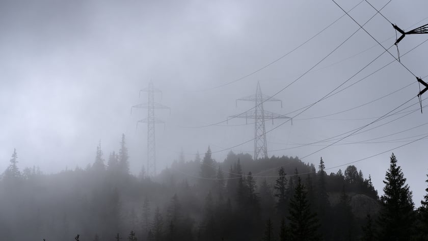 Hochspannungsleitungen inmitten eines Waldes, aufgenommen im herbstlichen Nebel oberhalb von Guttannen, am Freitag, 16. September 2022. (KEYSTONE/Gaetan Bally)