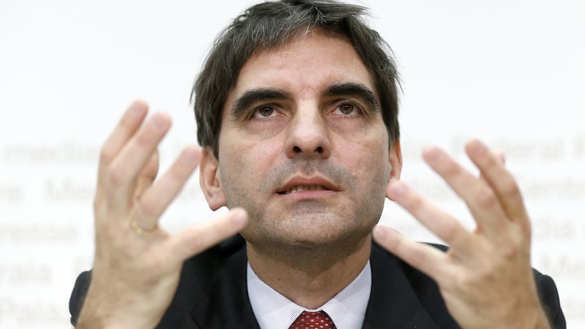 Aymo Brunetti, Leiter der Expertengruppe, spricht waehrend der Vorstellung des Schlussberichts der Expertengruppe zur Weiterentwicklung der Finanzmarktstrategie, am Freitag, 5. Dezember 2014 in Bern. (KEYSTONE/Peter Klaunzer)