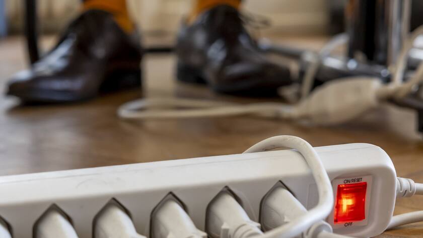 Des prises electriques sont photographiees lors d'une conference de presse du Conseil d'Etat sur les mesures permettant aux entreprises de reduire leur consommation energetique, ce lundi 11 avril 2022 a Geneve. (KEYSTONE/Salvatore Di Nolfi)