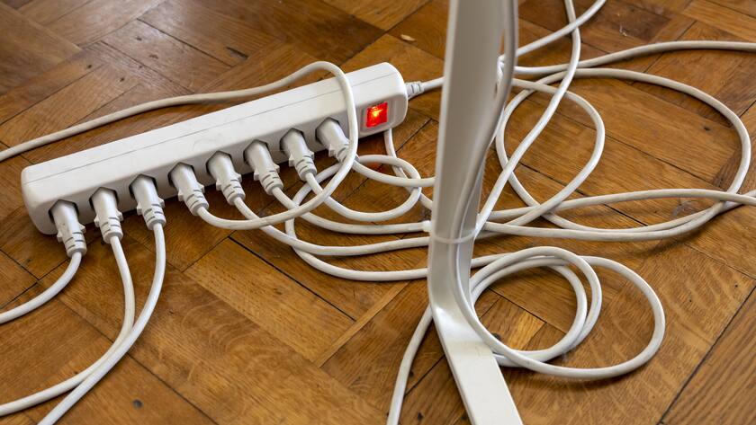 Des prises electriques sont photographiees lors d'une conference de presse du Conseil d'Etat sur les mesures permettant aux entreprises de reduire leur consommation energetique, ce lundi 11 avril 2022 a Geneve. (KEYSTONE/Salvatore Di Nolfi)