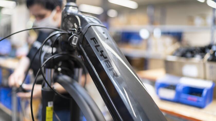 Die Montage von FLYER E-Bikes am Produktionsstandort der FLYER AG in Huttwil, Kanton Bern, aufgenommen am 17. Maerz 2021. FLYER E-Bikes werden von der FLYER AG entwickelt, hergestellt und vertrieben. Die maximale Produktionskapazitaet betraegt 400 E-Bikes pro Tag. Mit rund 300 Mitarbeitenden ist die FLYER AG die groesste Arbeitgeberin in der Region. (KEYSTONE/Gaetan Bally)