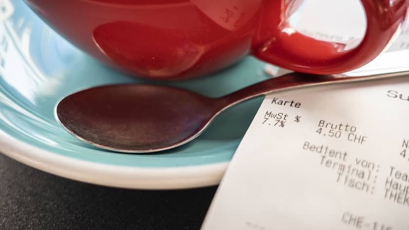 Ein Kassenzettel mit Angabe der Mehrwertsteuer (7.7%) fuer die Konsumation einer Tasse Kaffee, fotografiert am Freitag, 12. August 2022 in Zuerich. (KEYSTONE/Christian Beutler)