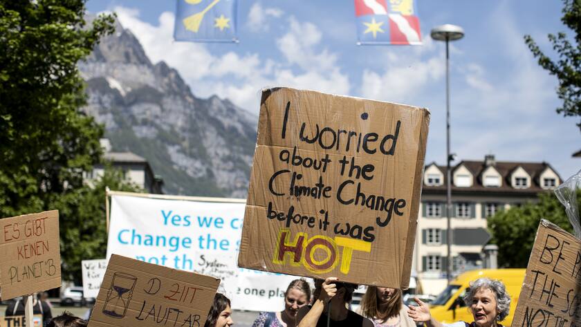 Menschen demonstrieren am internationalen Klimastreiktag in Glarus im Jahr 2019.