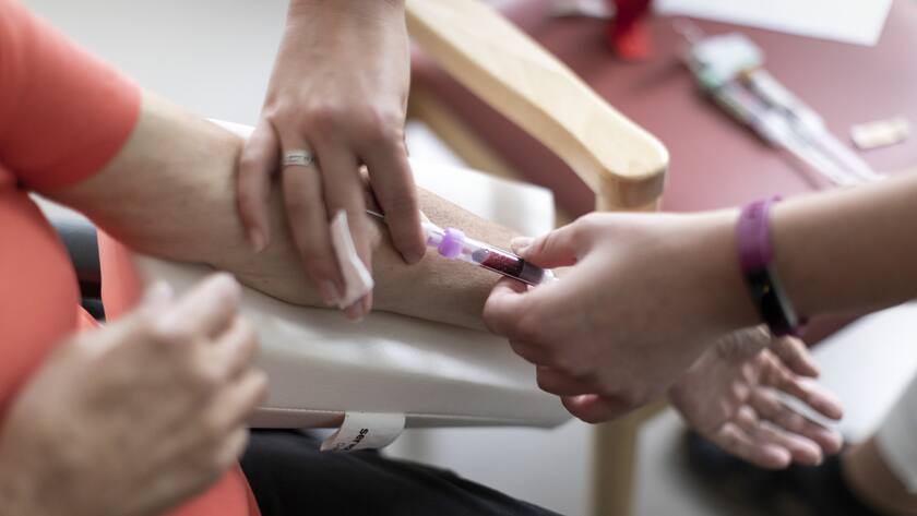 Alzheimer oder nicht? Ein Picks soll Gewissheit bringen. Der Basler Pharmakonzern Roche arbeitet auf Hochdruck an einem Bluttest.