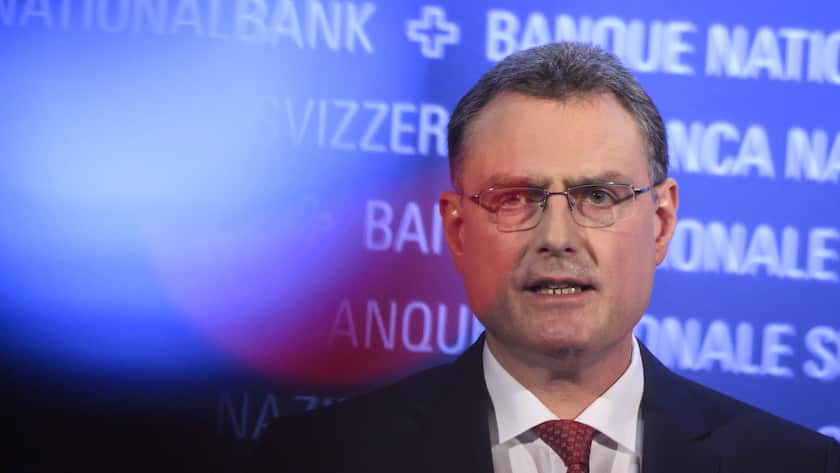 Die Schweizerische Nationalbank (SNB) mit Direktoriumspräsident Thomas Jordan dürfte am Donnerstag die Zinsen weiter anheben. Damit würden Negativzinsen in der Schweiz der Vergangenheit angehören.
