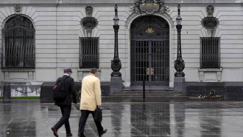 Zwei Personen im Regen vor der SNB.