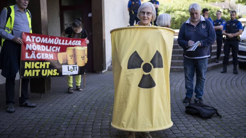 Aktivisten demonstrieren gegen das Atomendlager in der vorgesehenen Standortregion Nördlich Lägern in Stadel ZH.