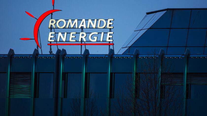 Un logo illumine de la Romande Energie est photographie sur le toit du siege de l'entreprise pour illustrer la conference de presse des resultats de l'exercice 2013 de Romande Energie ce dimanche 30 mars 2014 a Morges. - Der Westschweizer Stromkonzern Romande Energie ist im vergangenen Jahr wieder in die Gewinnzone zurueckgekehrt. Der Gewinn belief sich auf 67,9 Mio. Franken. Wegen Wertberichtigungen auf der Beteiligung an Alpiq hatte im Vorjahr noch ein Verlust von 278,2 Mio. Franken resultiert. (KEYSTONE/