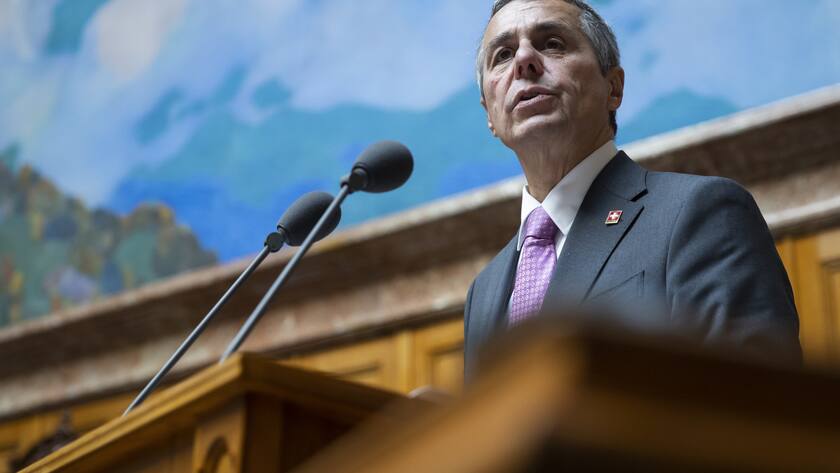 Bundespraesident Ignazio Cassis am Rednerpult im Bundeshaus.