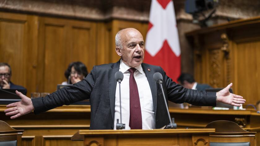 Bundesrat Ueli Maurer im Bundeshaus mit ausgestreckten Armen.