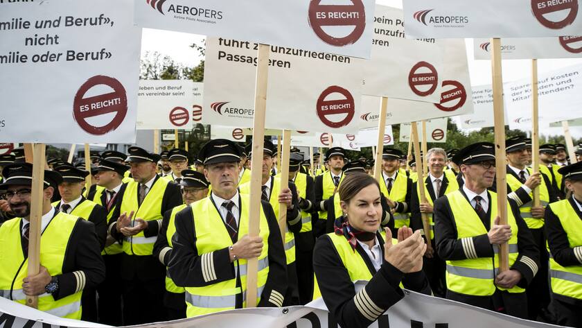 Piloten der Fluggesellschaft Swiss und Mitglieder der Pilotengewerkschaft Aeropers demonstrieren in Kloten.