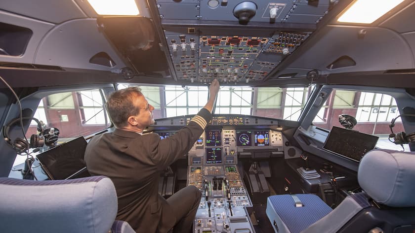 Swiss Captain Christian Rohrbach aus dem Kanton Nidwalden praesentiert das Cockpit des neuen Swiss Flugzeug anlaesslich der Flugzeug Taufe des ersten Airbus A320neo der Fluggesellschaft Swiss.