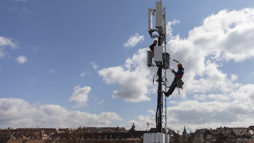 Markus Bandi, above, and Benjamin Wasem, installation specialist on behalf of Swisscom, during the installation of a 5G antenna, in Bern, Switzerland, on March 26, 2019. (KEYSTONE/Peter Klaunzer)Markus Bandi, oben, und Benjamin Wasem, Installationsfachmaenner im Auftrag der Swisscom, waehrend der Installation einer 5G Antenne, am 26. Maerz 2019 in Bern. (KEYSTONE/Peter Klaunzer)
