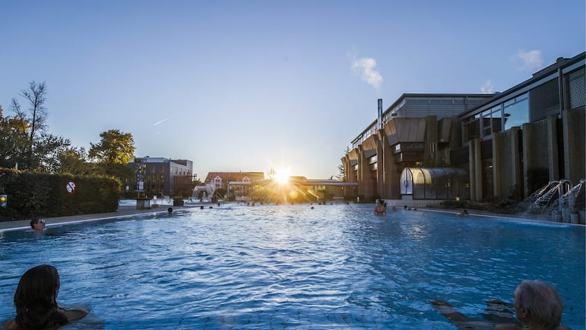 Des baigneurs dans un bassin, au Centre Thermal d'Yverdon-les Bains, ce mercredi 7 novembre 2012. Vendredi 9 novembre auront lieu les assemblees extraordinaires de la Cite thermale et du Grand hotel des bains d'Yverdon-les-Bains. (KEYSTONE/Yannick Bailly)